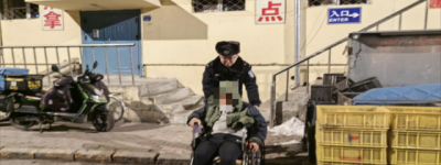 【春雷行动】暮色中的警蓝 民警背轮椅老人上楼回家