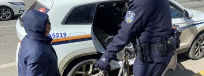 春雷行动：民警巡逻路上，化身“修车工”