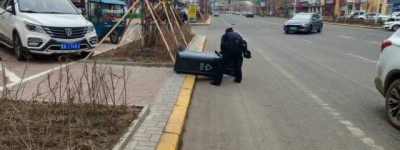 春雷行动：大风中的“马路卫士”通河公安民警冒风清障保畅通