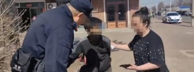老人遛弯体力不支，民警暖心护送回家