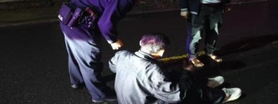 男子雨天醉卧路边，通河公安暖心救助