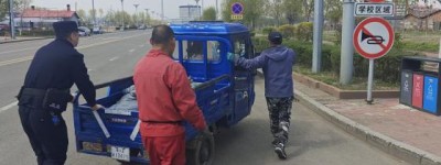 车辆断电停路中 民警推车解民忧