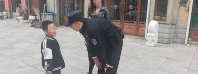 小孩街头不慎迷路 民警贴心护送回家