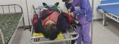 独居老人摔倒无法起身 民警紧急救助送医