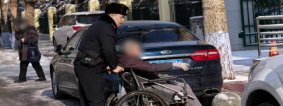 轮椅老人滞留马路 民警巡逻中暖心救助护平安