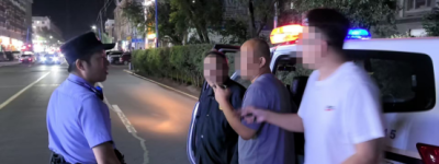 民警救助走失老人 家属赠送锦旗致谢