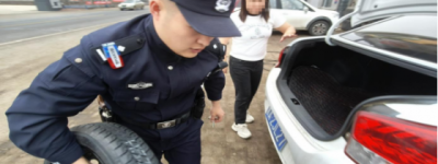 春雷行动：女司机驾车突发车辆爆胎 通河民警秒变“维修工”