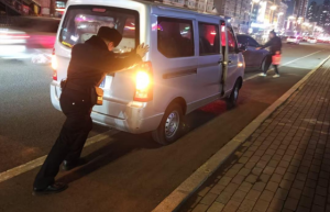 春雷行动显担当 南岗公安暖心守护群众出行路