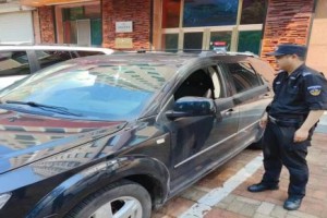 【夏季行动】粗心车主忘关窗 民警耐心守财物
