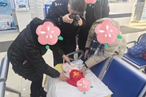 见“证”温暖 道外分局出入境接待大厅  为新生儿开启“绿色通道”