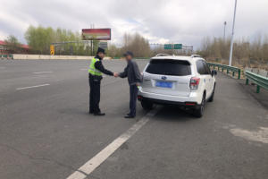 南岗分局长江路公安检查站服务救助过往车辆和群众
