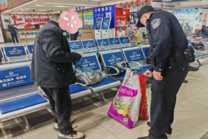 守护受伤女孩就医、帮助行动不便农民工  东莱街派出所民警温情救助暖民心