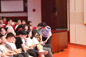 脱口秀“警”彩来袭 冰城公安进校园  给东北林业大学上爆笑“安全第一课”