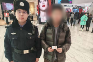 拾金不昧显担当 南岗民警巡逻中接连归还遗失物品