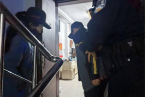 春雷行动：男子醉酒“酣睡” 街头 民警助其“返归途”